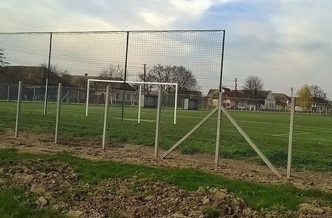 Stadionul de fotbal, împrejmuit și cu vestiarele reabilitate